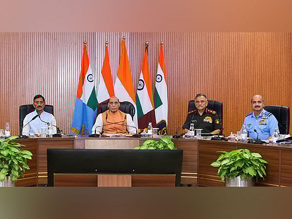 ভারতের উত্তর প্রদেশের লক্ষ্ণৌতে গতকাল বৃহস্পতিবার দেশটির সশস্ত্র বাহিনীর জয়েন্ট কমান্ডারস কনফারেন্সে উপস্থিত ছিলেন প্রতিরক্ষামন্ত্রী রাজনাথ সিং